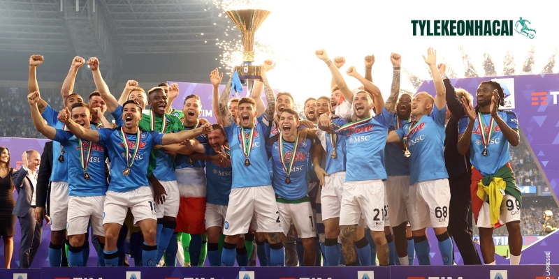 Đội vô địch nâng cao chiếc cúp danh giá của giải đấu Serie A Đội vô địch nâng cao chiếc cúp danh giá của giải đấu Serie A